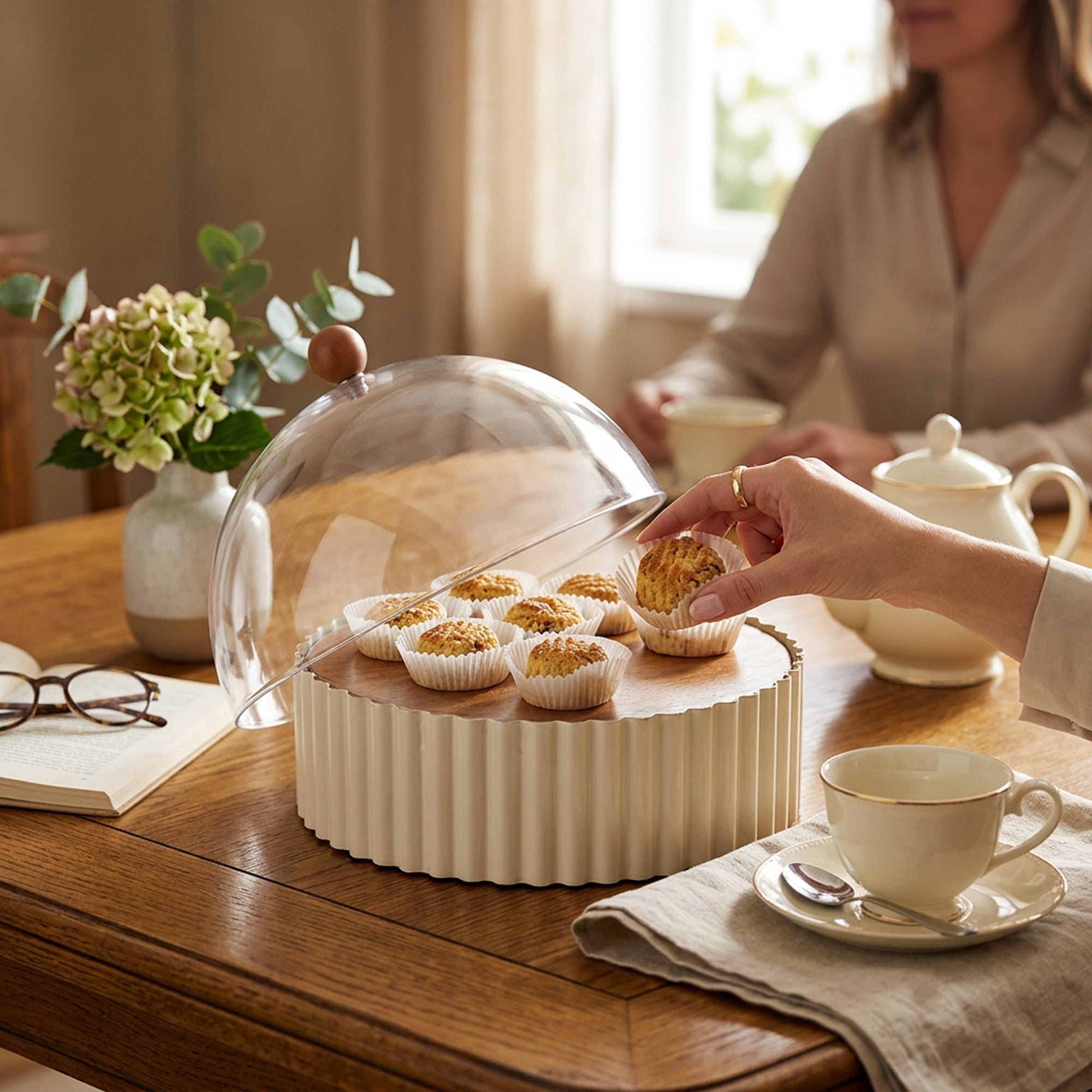 21cm Footed Cake Stand with Dome Cream